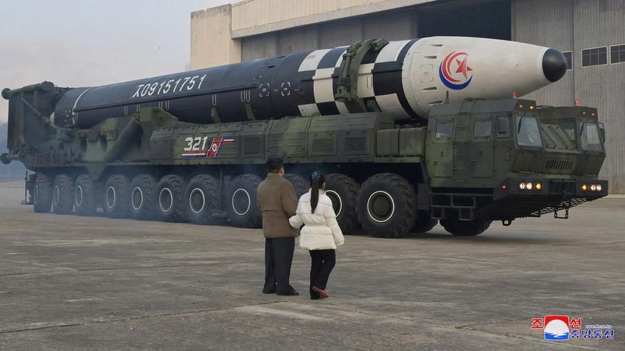 Pemimpin Korea Utara Kim Jong Un, bersama putrinya, memeriksa rudal balistik antarbenua dalam foto tak bertanggal yang dirilis pada 19 November 2022 oleh Kantor Berita Pusat Korea Utara. (via REUTERS/KCNA)