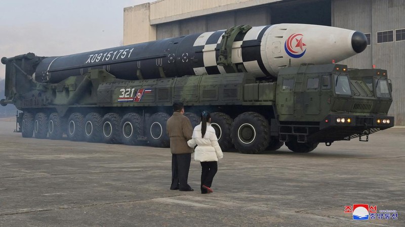 Pemimpin Korea Utara Kim Jong Un, bersama putrinya, memeriksa rudal balistik antarbenua dalam foto tak bertanggal yang dirilis pada 19 November 2022 oleh Kantor Berita Pusat Korea Utara. (via REUTERS/KCNA)