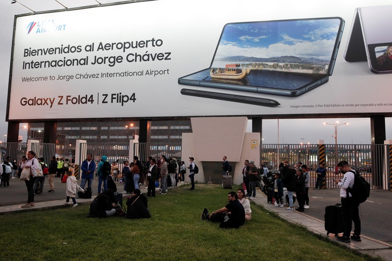 Pesawat Latam Airlines menabrak truk pemadam kebakaran di landasan pacu saat lepas landas dari Bandara Internasional Jorge Chavez, di ibu kota Peru, Lima, Jumat (18/11). (Alexandra Ames via REUTERS/ALEXANDRA AMES) Pesawat Latam Airlines menabrak truk pemadam kebakaran di landasan pacu saat lepas landas dari Bandara Internasional Jorge Chavez, di ibu kota Peru, Lima, Jumat (18/11). (Alexandra Ames via REUTERS/ALEXANDRA AMES)