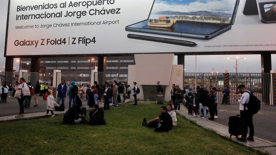 Pesawat Latam Airlines menabrak truk pemadam kebakaran di landasan pacu saat lepas landas dari Bandara Internasional Jorge Chavez, di ibu kota Peru, Lima, Jumat (18/11). (Alexandra Ames via REUTERS/ALEXANDRA AMES)