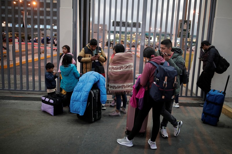 Pesawat Latam Airlines menabrak truk pemadam kebakaran di landasan pacu saat lepas landas dari Bandara Internasional Jorge Chavez, di ibu kota Peru, Lima, Jumat (18/11). (Alexandra Ames via REUTERS/ALEXANDRA AMES)