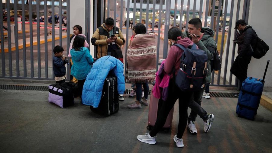 Pesawat Latam Airlines menabrak truk pemadam kebakaran di landasan pacu saat lepas landas dari Bandara Internasional Jorge Chavez, di ibu kota Peru, Lima, Jumat (18/11). (Alexandra Ames via REUTERS/ALEXANDRA AMES)