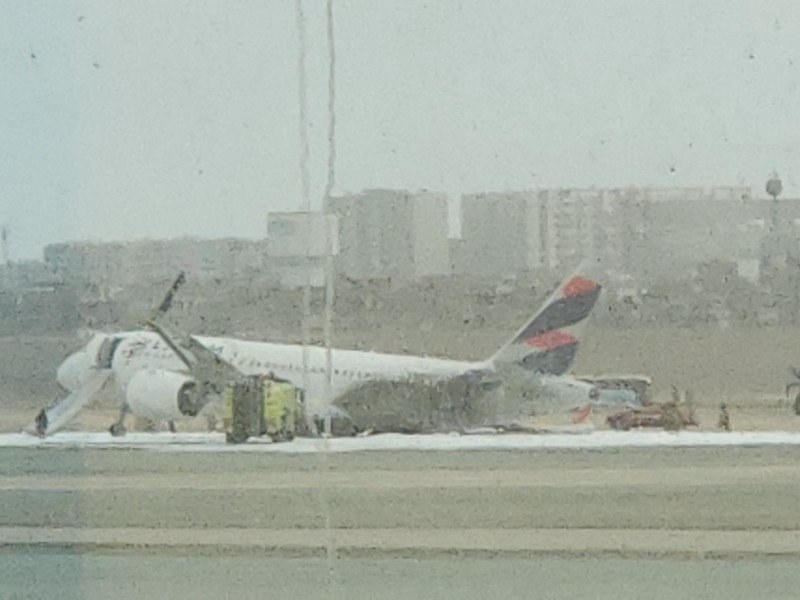 Pesawat Latam Airlines menabrak truk pemadam kebakaran di landasan pacu saat lepas landas dari Bandara Internasional Jorge Chavez, di ibu kota Peru, Lima, Jumat (18/11). (Alexandra Ames via REUTERS/ALEXANDRA AMES) Pesawat Latam Airlines menabrak truk pemadam kebakaran di landasan pacu saat lepas landas dari Bandara Internasional Jorge Chavez, di ibu kota Peru, Lima, Jumat (18/11). (Alexandra Ames via REUTERS/ALEXANDRA AMES)