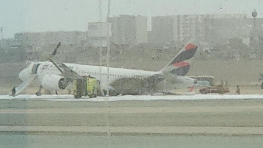 Pesawat Latam Airlines menabrak truk pemadam kebakaran di landasan pacu saat lepas landas dari Bandara Internasional Jorge Chavez, di ibu kota Peru, Lima, Jumat (18/11). (Alexandra Ames via REUTERS/ALEXANDRA AMES)