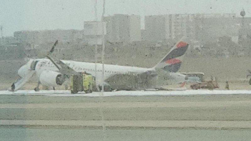 Pesawat Latam Airlines menabrak truk pemadam kebakaran di landasan pacu saat lepas landas dari Bandara Internasional Jorge Chavez, di ibu kota Peru, Lima, Jumat (18/11). (Alexandra Ames via REUTERS/ALEXANDRA AMES)