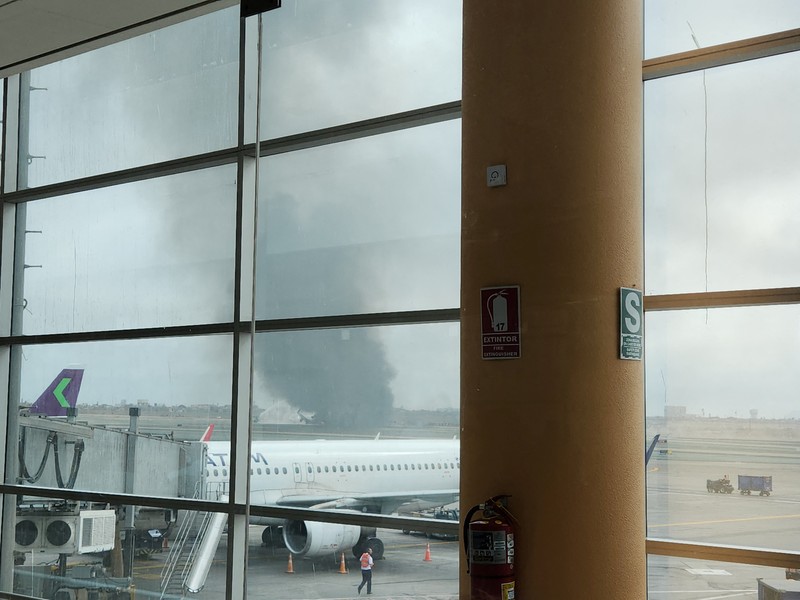 Pesawat Latam Airlines menabrak truk pemadam kebakaran di landasan pacu saat lepas landas dari Bandara Internasional Jorge Chavez, di ibu kota Peru, Lima, Jumat (18/11). (Alexandra Ames via REUTERS/ALEXANDRA AMES) Pesawat Latam Airlines menabrak truk pemadam kebakaran di landasan pacu saat lepas landas dari Bandara Internasional Jorge Chavez, di ibu kota Peru, Lima, Jumat (18/11). (Alexandra Ames via REUTERS/ALEXANDRA AMES)