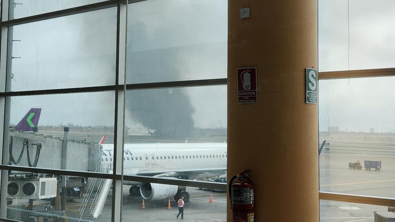 Pesawat Latam Airlines menabrak truk pemadam kebakaran di landasan pacu saat lepas landas dari Bandara Internasional Jorge Chavez, di ibu kota Peru, Lima, Jumat (18/11). (Alexandra Ames via REUTERS/ALEXANDRA AMES)