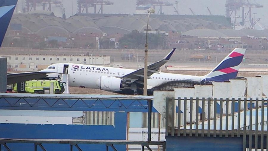 Pesawat Latam Airlines menabrak truk pemadam kebakaran di landasan pacu saat lepas landas dari Bandara Internasional Jorge Chavez, di ibu kota Peru, Lima, Jumat (18/11).  (AFPTV/AFP via Getty Images/CHRISTIAN SIERRA)