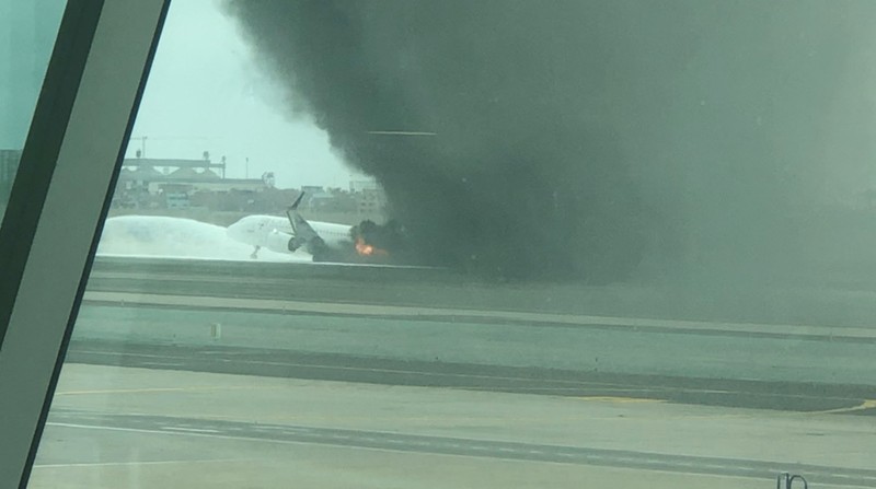 Pesawat Latam Airlines menabrak truk pemadam kebakaran di landasan pacu saat lepas landas dari Bandara Internasional Jorge Chavez, di ibu kota Peru, Lima, Jumat (18/11). (Alexandra Ames via REUTERS/ALEXANDRA AMES) Pesawat Latam Airlines menabrak truk pemadam kebakaran di landasan pacu saat lepas landas dari Bandara Internasional Jorge Chavez, di ibu kota Peru, Lima, Jumat (18/11). (Alexandra Ames via REUTERS/ALEXANDRA AMES)
