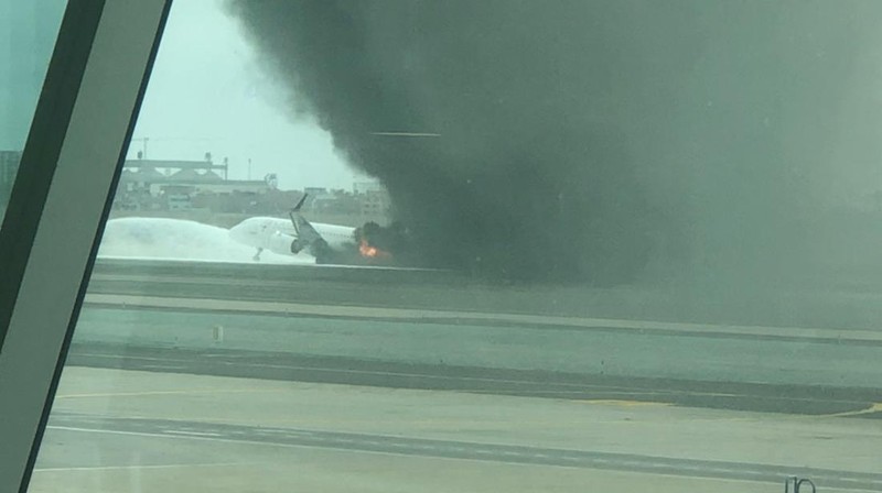 Pesawat Latam Airlines menabrak truk pemadam kebakaran di landasan pacu saat lepas landas dari Bandara Internasional Jorge Chavez, di ibu kota Peru, Lima, Jumat (18/11). (Alexandra Ames via REUTERS/ALEXANDRA AMES)