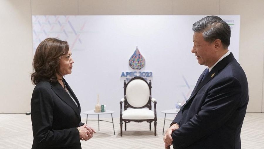 Wakil Presiden AS Kamala Harris menyapa Presiden China Xi Jinping sebelum Retret Pemimpin APEC di Bangkok, Thailand 19 November 2022. (VIA REUTERS/WHITE HOUSE)