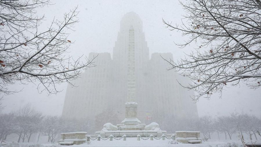 Badai salju saat cuaca musim dingin ekstrem melanda Buffalo, New York, AS, Jumat (18/11/2022). Badai salju tersebut menyebabkan dua orang tewas, perjalanan terganggu dan timbunan es tinggi selama akhir pekan. (REUTERS/Lindsay DeDario)