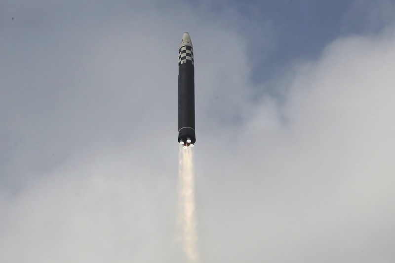 Pemimpin Korea Utara Kim Jong Un (kiri) dan putrinya memeriksa rudal balistik antarbenua Hwasong-17 di Bandara Internasional Pyongyang di Pyongyang, Korea Utara, Jumat (18/11/2022). Pemerintah Korea Utara melakukan uji coba rudal balis balistik antarbenua (ICBM) Hwasong-17 yang merupakan rudal terbesar yang dipunyai Korea Utara yang memiliki senjata nuklir, dan merupakan ICBM berbahan bakar cair terbesar di dunia.. Rudal yang diluncurkan pada Jumat terbang hampir 1.000 kilometer (621 mil) selama sekitar 69 menit dan mencapai ketinggian maksimum 6.041 kilometer. (Korean Central News Agency/Korea News Service via AP)