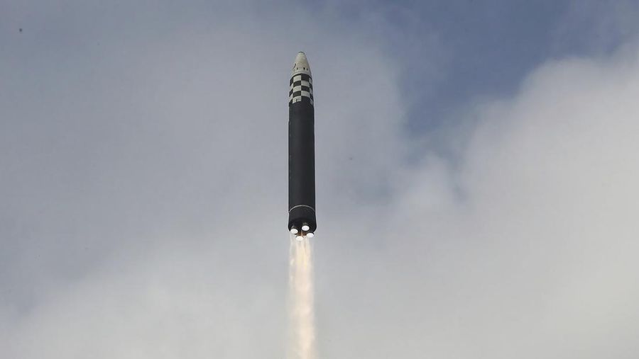 Uji coba rudal balistik antarbenua Hwasong-17 di Bandara Internasional Pyongyang di Pyongyang, Korea Utara, Jumat (18/11/2022). Pemerintah Korea Utara melakukan uji coba rudal balis balistik antarbenua (ICBM) Hwasong-17 yang merupakan rudal terbesar yang dipunyai Korea Utara yang memiliki senjata nuklir, dan merupakan ICBM berbahan bakar cair terbesar di dunia. Rudal yang diluncurkan pada Jumat terbang hampir 1.000 kilometer (621 mil) selama sekitar 69 menit dan mencapai ketinggian maksimum 6.041 kilometer. (Korean Central News Agency/Korea News Service via AP)