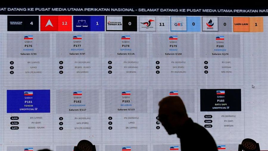 Pemilih mengantri di TPS selama pemilihan umum ke-15 di Kuala Lumpur, Malaysia, Sabtu (19/11/2022). Pemilu di Malaysia menggunakan sistem first past the post di mana partai atau koalisi yang berhasil mengantongi 112 dari total 222 kursi di parlemen akan membentuk pemerintahan. (Photo by Annice Lyn/Getty Images)