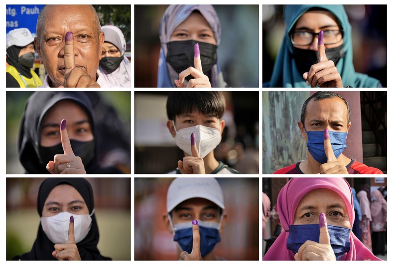 Pemilu Malaysia Pemilih mengantri di TPS selama pemilihan umum ke-15 di Kuala Lumpur, Malaysia, Sabtu (19/11/2022). Pemilu di Malaysia menggunakan sistem first past the post di mana partai atau koalisi yang berhasil mengantongi 112 dari total 222 kursi di parlemen akan membentuk pemerintahan. (Photo by Annice Lyn/Getty Images)