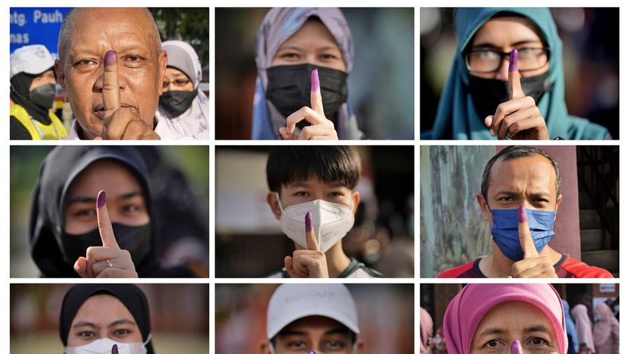 Pemilih mengantri di TPS selama pemilihan umum ke-15 di Kuala Lumpur, Malaysia, Sabtu (19/11/2022). Pemilu di Malaysia menggunakan sistem first past the post di mana partai atau koalisi yang berhasil mengantongi 112 dari total 222 kursi di parlemen akan membentuk pemerintahan. (Photo by Annice Lyn/Getty Images)