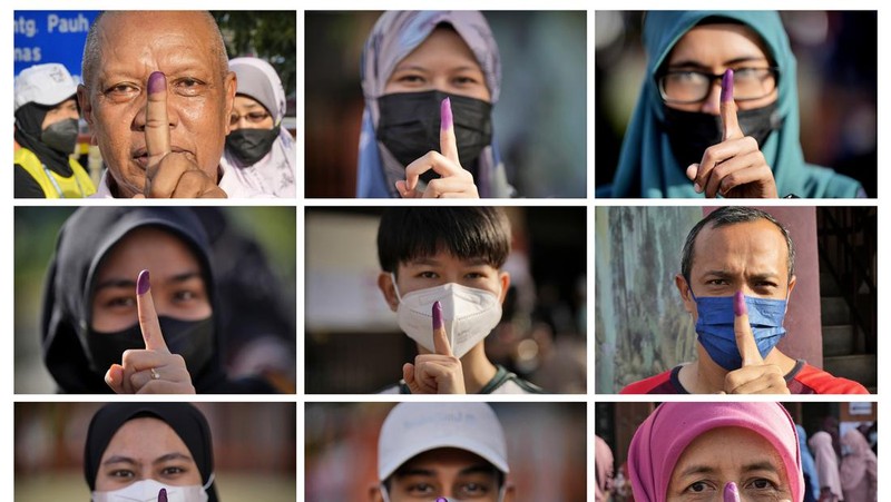 Pemilih mengantri di TPS selama pemilihan umum ke-15 di Kuala Lumpur, Malaysia, Sabtu (19/11/2022). Pemilu di Malaysia menggunakan sistem first past the post di mana partai atau koalisi yang berhasil mengantongi 112 dari total 222 kursi di parlemen akan membentuk pemerintahan. (Photo by Annice Lyn/Getty Images)
