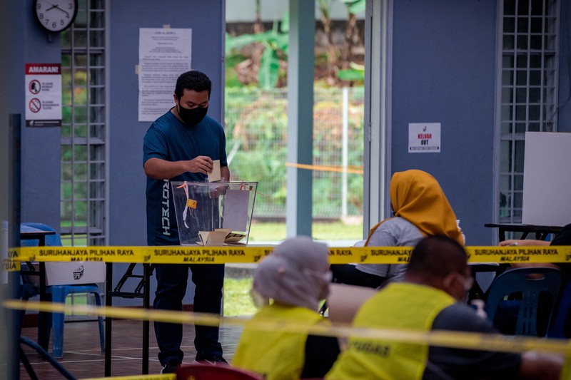 Pemilih mengantri di TPS selama pemilihan umum ke-15 di Kuala Lumpur, Malaysia, Sabtu (19/11/2022). Pemilu di Malaysia menggunakan sistem first past the post di mana partai atau koalisi yang berhasil mengantongi 112 dari total 222 kursi di parlemen akan membentuk pemerintahan. (Photo by Annice Lyn/Getty Images)
