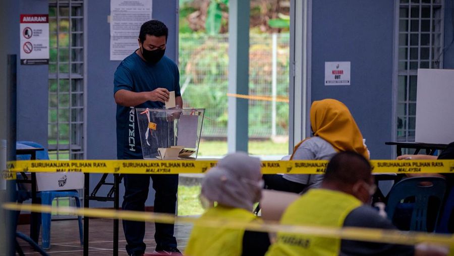 Pemilih mengantri di TPS selama pemilihan umum ke-15 di Kuala Lumpur, Malaysia, Sabtu (19/11/2022). Pemilu di Malaysia menggunakan sistem first past the post di mana partai atau koalisi yang berhasil mengantongi 112 dari total 222 kursi di parlemen akan membentuk pemerintahan. (Photo by Annice Lyn/Getty Images)