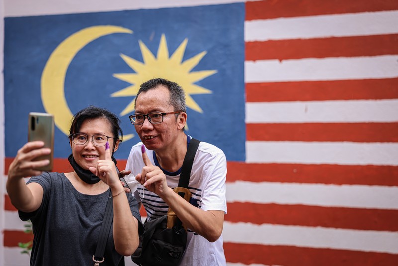 Pemilu Malaysia Pemilih mengantri di TPS selama pemilihan umum ke-15 di Kuala Lumpur, Malaysia, Sabtu (19/11/2022). Pemilu di Malaysia menggunakan sistem first past the post di mana partai atau koalisi yang berhasil mengantongi 112 dari total 222 kursi di parlemen akan membentuk pemerintahan. (Photo by Annice Lyn/Getty Images)