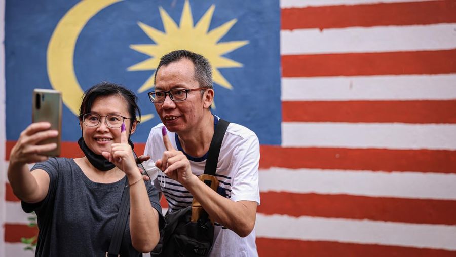 Pemilih mengantri di TPS selama pemilihan umum ke-15 di Kuala Lumpur, Malaysia, Sabtu (19/11/2022). Pemilu di Malaysia menggunakan sistem first past the post di mana partai atau koalisi yang berhasil mengantongi 112 dari total 222 kursi di parlemen akan membentuk pemerintahan. (Photo by Annice Lyn/Getty Images)