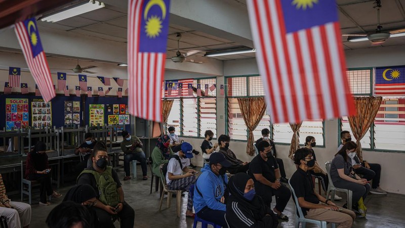 Pemilih mengantri di TPS selama pemilihan umum ke-15 di Kuala Lumpur, Malaysia, Sabtu (19/11/2022). Pemilu di Malaysia menggunakan sistem first past the post di mana partai atau koalisi yang berhasil mengantongi 112 dari total 222 kursi di parlemen akan membentuk pemerintahan. (Photo by Annice Lyn/Getty Images)