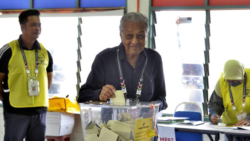 Pemilih mengantri di TPS selama pemilihan umum ke-15 di Kuala Lumpur, Malaysia, Sabtu (19/11/2022). Pemilu di Malaysia menggunakan sistem first past the post di mana partai atau koalisi yang berhasil mengantongi 112 dari total 222 kursi di parlemen akan membentuk pemerintahan. (Photo by Annice Lyn/Getty Images)