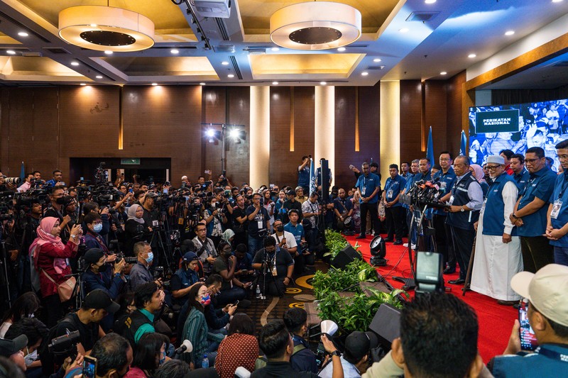 Pemilu Malaysia Pemilih mengantri di TPS selama pemilihan umum ke-15 di Kuala Lumpur, Malaysia, Sabtu (19/11/2022). Pemilu di Malaysia menggunakan sistem first past the post di mana partai atau koalisi yang berhasil mengantongi 112 dari total 222 kursi di parlemen akan membentuk pemerintahan. (Photo by Annice Lyn/Getty Images)