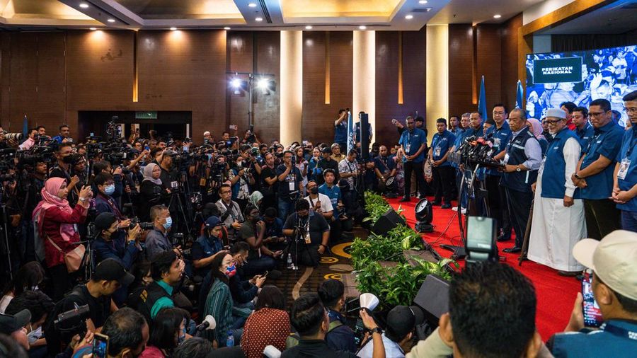 Pemilih mengantri di TPS selama pemilihan umum ke-15 di Kuala Lumpur, Malaysia, Sabtu (19/11/2022). Pemilu di Malaysia menggunakan sistem first past the post di mana partai atau koalisi yang berhasil mengantongi 112 dari total 222 kursi di parlemen akan membentuk pemerintahan. (Photo by Annice Lyn/Getty Images)
