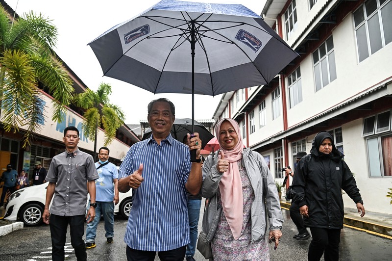 Pemilih mengantri di TPS selama pemilihan umum ke-15 di Kuala Lumpur, Malaysia, Sabtu (19/11/2022). Pemilu di Malaysia menggunakan sistem first past the post di mana partai atau koalisi yang berhasil mengantongi 112 dari total 222 kursi di parlemen akan membentuk pemerintahan. (Photo by Annice Lyn/Getty Images)