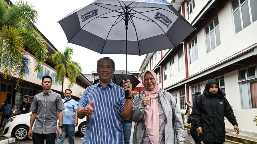 Pemilih mengantri di TPS selama pemilihan umum ke-15 di Kuala Lumpur, Malaysia, Sabtu (19/11/2022). Pemilu di Malaysia menggunakan sistem first past the post di mana partai atau koalisi yang berhasil mengantongi 112 dari total 222 kursi di parlemen akan membentuk pemerintahan. (Photo by Annice Lyn/Getty Images)