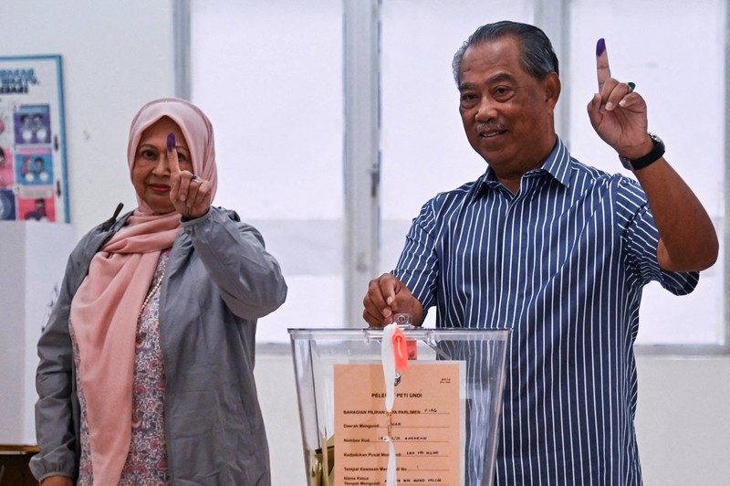 Pemilih mengantri di TPS selama pemilihan umum ke-15 di Kuala Lumpur, Malaysia, Sabtu (19/11/2022). Pemilu di Malaysia menggunakan sistem first past the post di mana partai atau koalisi yang berhasil mengantongi 112 dari total 222 kursi di parlemen akan membentuk pemerintahan. (Photo by Annice Lyn/Getty Images)