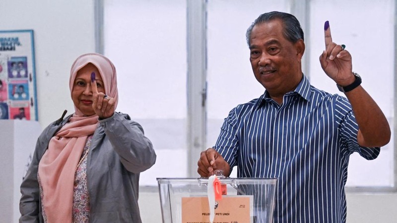Pemilih mengantri di TPS selama pemilihan umum ke-15 di Kuala Lumpur, Malaysia, Sabtu (19/11/2022). Pemilu di Malaysia menggunakan sistem first past the post di mana partai atau koalisi yang berhasil mengantongi 112 dari total 222 kursi di parlemen akan membentuk pemerintahan. (Photo by Annice Lyn/Getty Images)