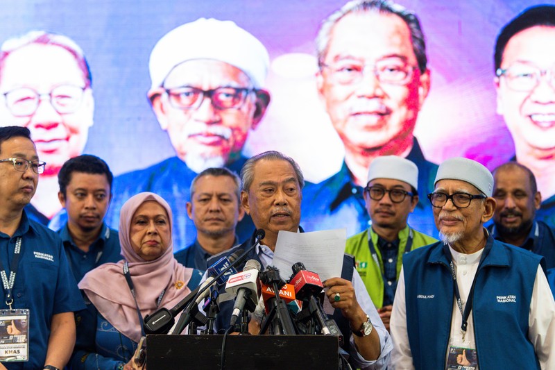 Pemilu Malaysia Pemilih mengantri di TPS selama pemilihan umum ke-15 di Kuala Lumpur, Malaysia, Sabtu (19/11/2022). Pemilu di Malaysia menggunakan sistem first past the post di mana partai atau koalisi yang berhasil mengantongi 112 dari total 222 kursi di parlemen akan membentuk pemerintahan. (Photo by Annice Lyn/Getty Images)