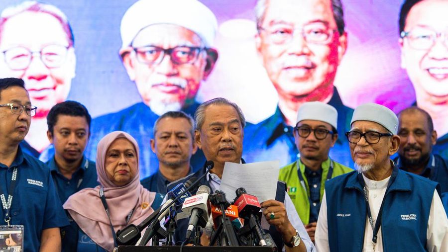Ketua Perikatan Nasional (PN), Muhyiddin Yassin berbicara saat konferensi pers di acara pemilihan Perikatan Nasional (PN) di Shah Alam, Malaysia, Minggu (20/11/2022). Dua calon Perdana Menteri Malaysia, Anwar Ibrahim dan Muhyiddin Yassin, sama-sama mengklaim dapat membentuk pemerintahan usai pemilihan umum. (Photo by Afif Abd Halim/NurPhoto via Getty Images)