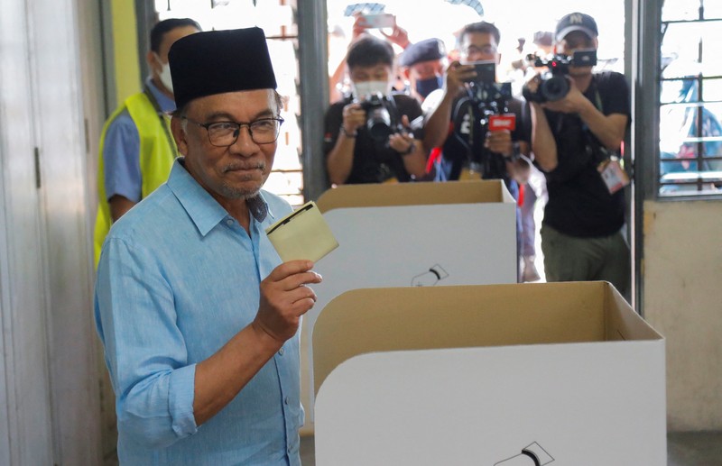 Pemilih mengantri di TPS selama pemilihan umum ke-15 di Kuala Lumpur, Malaysia, Sabtu (19/11/2022). Pemilu di Malaysia menggunakan sistem first past the post di mana partai atau koalisi yang berhasil mengantongi 112 dari total 222 kursi di parlemen akan membentuk pemerintahan. (Photo by Annice Lyn/Getty Images)