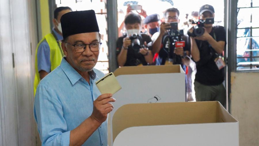Pemimpin oposisi Malaysia Anwar Ibrahim memberikan suara selama pemilihan umum di Permatang Pauh, Penang, Malaysia, Sabtu (19/11/2022). Pemilu di Malaysia menggunakan sistem first past the post di mana partai atau koalisi yang berhasil mengantongi 112 dari total 222 kursi di parlemen akan membentuk pemerintahan. (REUTERS/Hasnoor Hussain)