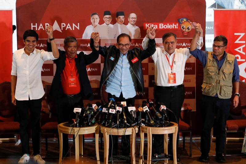 Pemilu Malaysia Pemilih mengantri di TPS selama pemilihan umum ke-15 di Kuala Lumpur, Malaysia, Sabtu (19/11/2022). Pemilu di Malaysia menggunakan sistem first past the post di mana partai atau koalisi yang berhasil mengantongi 112 dari total 222 kursi di parlemen akan membentuk pemerintahan. (Photo by Annice Lyn/Getty Images)