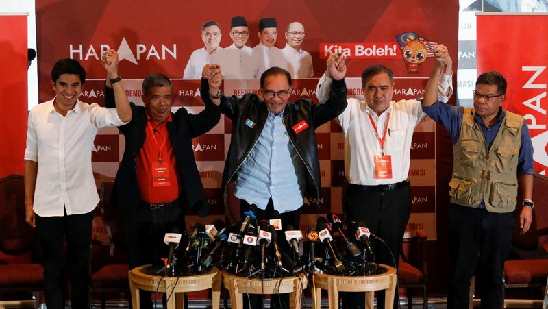 Pemilih mengantri di TPS selama pemilihan umum ke-15 di Kuala Lumpur, Malaysia, Sabtu (19/11/2022). Pemilu di Malaysia menggunakan sistem first past the post di mana partai atau koalisi yang berhasil mengantongi 112 dari total 222 kursi di parlemen akan membentuk pemerintahan. (Photo by Annice Lyn/Getty Images)