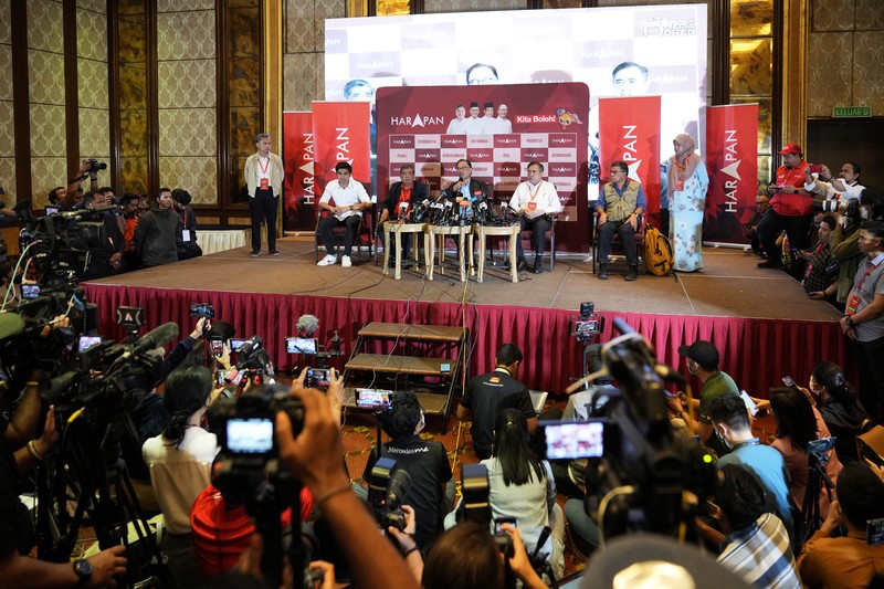 Pemilu Malaysia Pemilih mengantri di TPS selama pemilihan umum ke-15 di Kuala Lumpur, Malaysia, Sabtu (19/11/2022). Pemilu di Malaysia menggunakan sistem first past the post di mana partai atau koalisi yang berhasil mengantongi 112 dari total 222 kursi di parlemen akan membentuk pemerintahan. (Photo by Annice Lyn/Getty Images)
