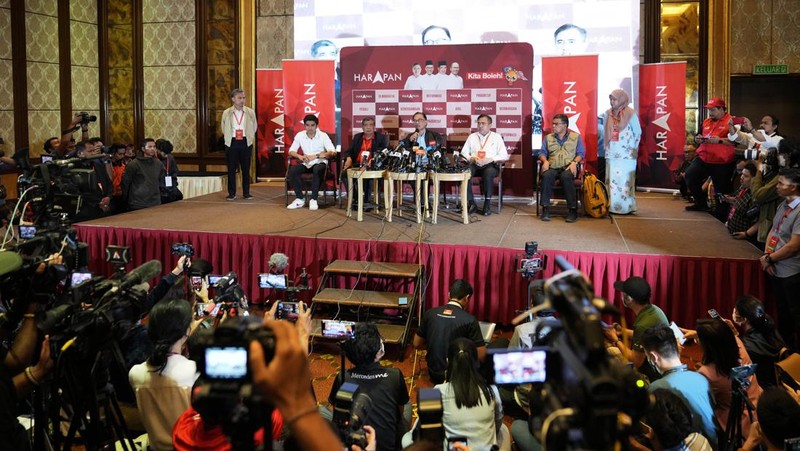 Pemilih mengantri di TPS selama pemilihan umum ke-15 di Kuala Lumpur, Malaysia, Sabtu (19/11/2022). Pemilu di Malaysia menggunakan sistem first past the post di mana partai atau koalisi yang berhasil mengantongi 112 dari total 222 kursi di parlemen akan membentuk pemerintahan. (Photo by Annice Lyn/Getty Images)