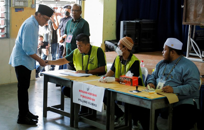 Pemilu Malaysia Pemilih mengantri di TPS selama pemilihan umum ke-15 di Kuala Lumpur, Malaysia, Sabtu (19/11/2022). Pemilu di Malaysia menggunakan sistem first past the post di mana partai atau koalisi yang berhasil mengantongi 112 dari total 222 kursi di parlemen akan membentuk pemerintahan. (Photo by Annice Lyn/Getty Images)