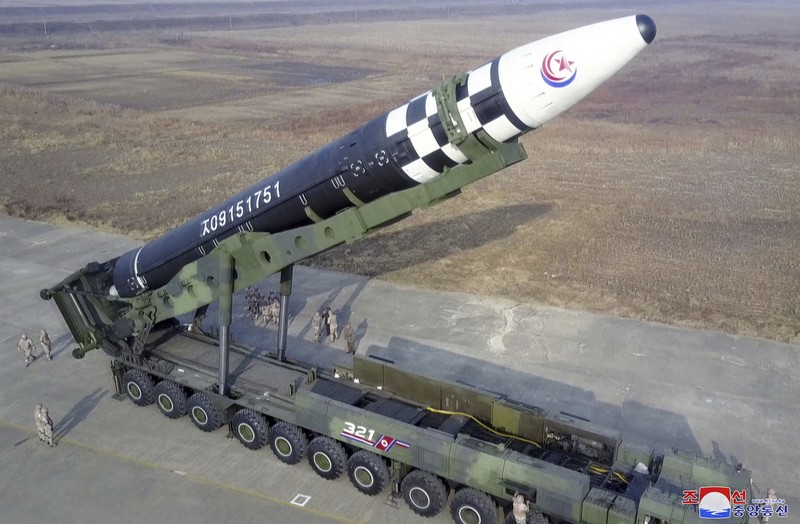 Uji Coba Rudal Balistik Monster Antarbenua (ICBN) Hwasong-17 Milik Korea Utara Pemimpin Korea Utara Kim Jong Un (kiri) dan putrinya memeriksa rudal balistik antarbenua Hwasong-17 di Bandara Internasional Pyongyang di Pyongyang, Korea Utara, Jumat (18/11/2022). Pemerintah Korea Utara melakukan uji coba rudal balis balistik antarbenua (ICBM) Hwasong-17 yang merupakan rudal terbesar yang dipunyai Korea Utara yang memiliki senjata nuklir, dan merupakan ICBM berbahan bakar cair terbesar di dunia.. Rudal yang diluncurkan pada Jumat terbang hampir 1.000 kilometer (621 mil) selama sekitar 69 menit dan mencapai ketinggian maksimum 6.041 kilometer. (Korean Central News Agency/Korea News Service via AP)