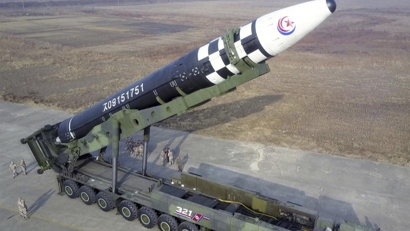 Pemimpin Korea Utara Kim Jong Un (kiri) dan putrinya memeriksa rudal balistik antarbenua Hwasong-17 di Bandara Internasional Pyongyang di Pyongyang, Korea Utara, Jumat (18/11/2022). Pemerintah Korea Utara melakukan uji coba rudal balis balistik antarbenua (ICBM) Hwasong-17 yang merupakan rudal terbesar yang dipunyai Korea Utara yang memiliki senjata nuklir, dan merupakan ICBM berbahan bakar cair terbesar di dunia.. Rudal yang diluncurkan pada Jumat terbang hampir 1.000 kilometer (621 mil) selama sekitar 69 menit dan mencapai ketinggian maksimum 6.041 kilometer. (Korean Central News Agency/Korea News Service via AP)