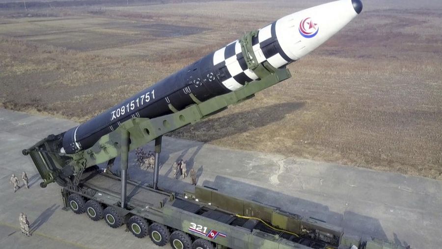 Rudal balistik antarbenua Hwasong-17 sebelum uji tembak di Bandara Internasional Pyongyang di Pyongyang, Korea Utara, Jumat (18/11/2022). Pemerintah Korea Utara melakukan uji coba rudal balis balistik antarbenua (ICBM) Hwasong-17 yang merupakan rudal terbesar yang dipunyai Korea Utara yang memiliki senjata nuklir, dan merupakan ICBM berbahan bakar cair terbesar di dunia. Rudal yang diluncurkan pada Jumat terbang hampir 1.000 kilometer (621 mil) selama sekitar 69 menit dan mencapai ketinggian maksimum 6.041 kilometer. (Korean Central News Agency/Korea News Service via AP)