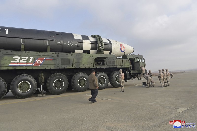 Pemimpin Korea Utara Kim Jong Un (kiri) dan putrinya memeriksa rudal balistik antarbenua Hwasong-17 di Bandara Internasional Pyongyang di Pyongyang, Korea Utara, Jumat (18/11/2022). Pemerintah Korea Utara melakukan uji coba rudal balis balistik antarbenua (ICBM) Hwasong-17 yang merupakan rudal terbesar yang dipunyai Korea Utara yang memiliki senjata nuklir, dan merupakan ICBM berbahan bakar cair terbesar di dunia.. Rudal yang diluncurkan pada Jumat terbang hampir 1.000 kilometer (621 mil) selama sekitar 69 menit dan mencapai ketinggian maksimum 6.041 kilometer. (Korean Central News Agency/Korea News Service via AP)