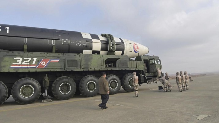 Pemimpin Korea Utara Kim Jong Un (kiri) sedang memeriksa rudal balistik antarbenua Hwasong-17 di Bandara Internasional Pyongyang di Pyongyang, Korea Utara, Jumat (18/11/2022). Pemerintah Korea Utara melakukan uji coba rudal balis balistik antarbenua (ICBM) Hwasong-17 yang merupakan rudal terbesar yang dipunyai Korea Utara yang memiliki senjata nuklir, dan merupakan ICBM berbahan bakar cair terbesar di dunia. Rudal yang diluncurkan pada Jumat terbang hampir 1.000 kilometer (621 mil) selama sekitar 69 menit dan mencapai ketinggian maksimum 6.041 kilometer. (Korean Central News Agency/Korea News Service via AP)