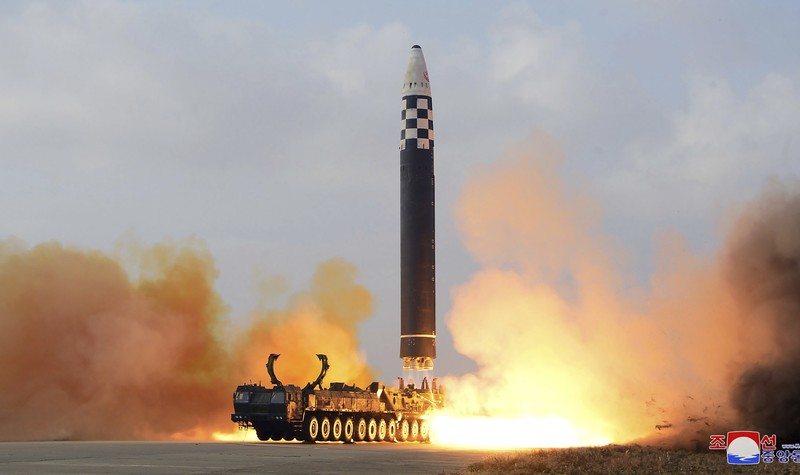 Uji Coba Rudal Balistik Monster Antarbenua (ICBN) Hwasong-17 Milik Korea Utara Pemimpin Korea Utara Kim Jong Un (kiri) dan putrinya memeriksa rudal balistik antarbenua Hwasong-17 di Bandara Internasional Pyongyang di Pyongyang, Korea Utara, Jumat (18/11/2022). Pemerintah Korea Utara melakukan uji coba rudal balis balistik antarbenua (ICBM) Hwasong-17 yang merupakan rudal terbesar yang dipunyai Korea Utara yang memiliki senjata nuklir, dan merupakan ICBM berbahan bakar cair terbesar di dunia.. Rudal yang diluncurkan pada Jumat terbang hampir 1.000 kilometer (621 mil) selama sekitar 69 menit dan mencapai ketinggian maksimum 6.041 kilometer. (Korean Central News Agency/Korea News Service via AP)