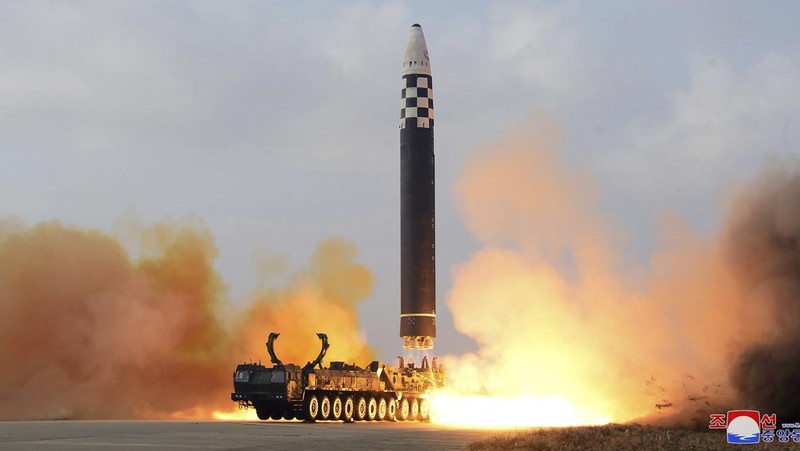 Pemimpin Korea Utara Kim Jong Un (kiri) dan putrinya memeriksa rudal balistik antarbenua Hwasong-17 di Bandara Internasional Pyongyang di Pyongyang, Korea Utara, Jumat (18/11/2022). Pemerintah Korea Utara melakukan uji coba rudal balis balistik antarbenua (ICBM) Hwasong-17 yang merupakan rudal terbesar yang dipunyai Korea Utara yang memiliki senjata nuklir, dan merupakan ICBM berbahan bakar cair terbesar di dunia.. Rudal yang diluncurkan pada Jumat terbang hampir 1.000 kilometer (621 mil) selama sekitar 69 menit dan mencapai ketinggian maksimum 6.041 kilometer. (Korean Central News Agency/Korea News Service via AP)